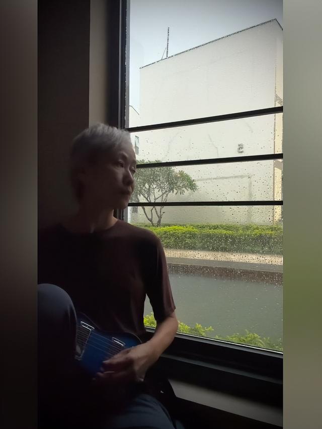 59岁“许仙”近况曝光，瘦骨嶙峋头发花白，弹吉他动作僵硬惹人疼