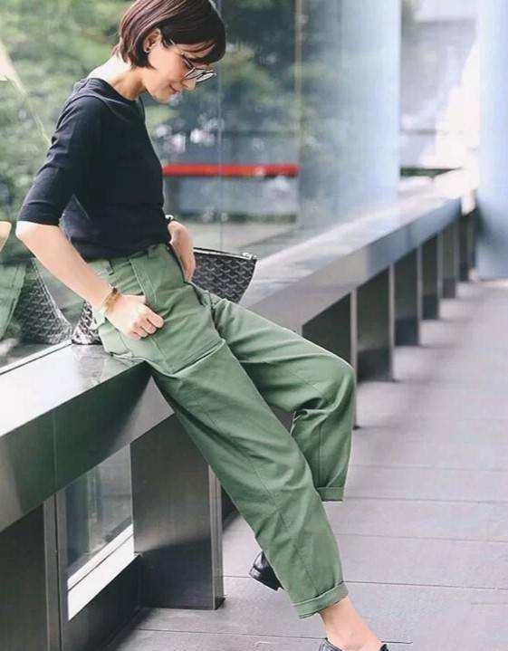 皮肤偏黑适合穿什么颜色的衣服，肤色偏黑适合穿什么颜色的衣服（肤色黝黑的中年女人）