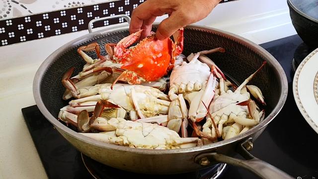 海螃蟹蒸多长时间，海螃蟹蒸多久（蒸螃蟹时，冷水还是热水入锅）