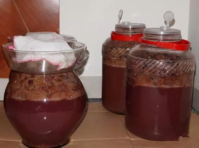 家庭自制葡萄酒的做法，家庭自制葡萄酒的简单做法（家庭怎样自酿葡萄酒）