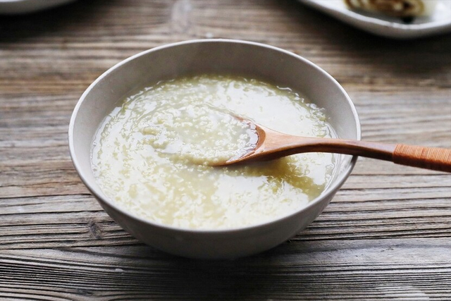 小米粥煮15分钟熟了吗，小米粥煮几分钟就熟了（别再直接加水下锅）