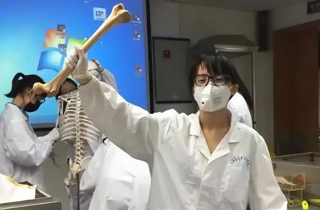 女生学医学影像学影响身体吗，女生千万不要学医学影像（看了她们上课的日常状态）
