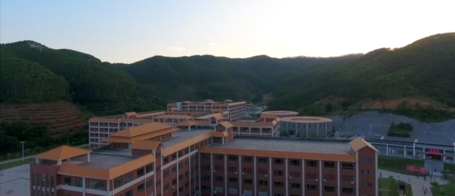 珠江职业技术学院，广州珠江职业技术学院2022年在专科院校中的排名（盘点19所建在大山里的大学）