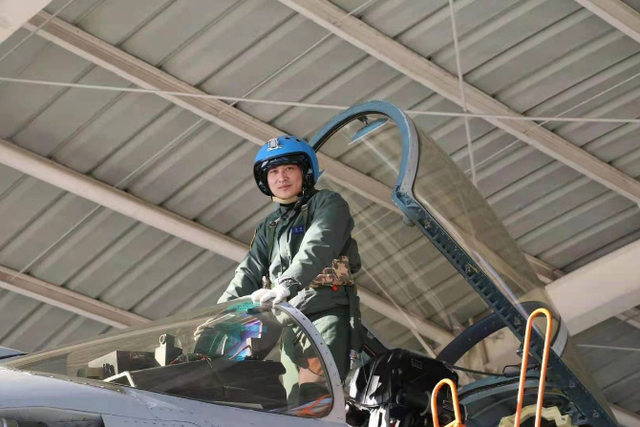 飞行员张超：为挽救舰载机牺牲后，妻子被特招入伍，已成海军上尉