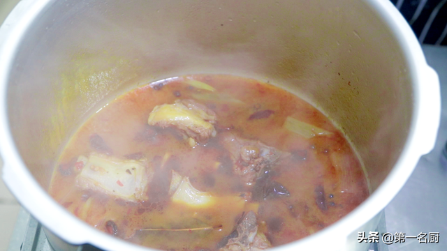 炖排骨汤的做法，清炖排骨汤的做法（放料越多越难吃）