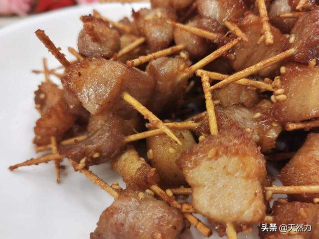 牙签肉的做法，外酥内嫩、酥香可口的牙签肉（牙签牛肉串的做法步骤）