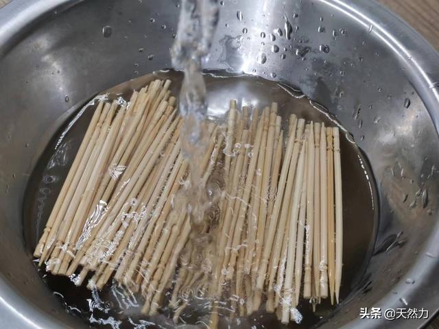 牙签肉的做法，外酥内嫩、酥香可口的牙签肉（牙签牛肉串的做法步骤）