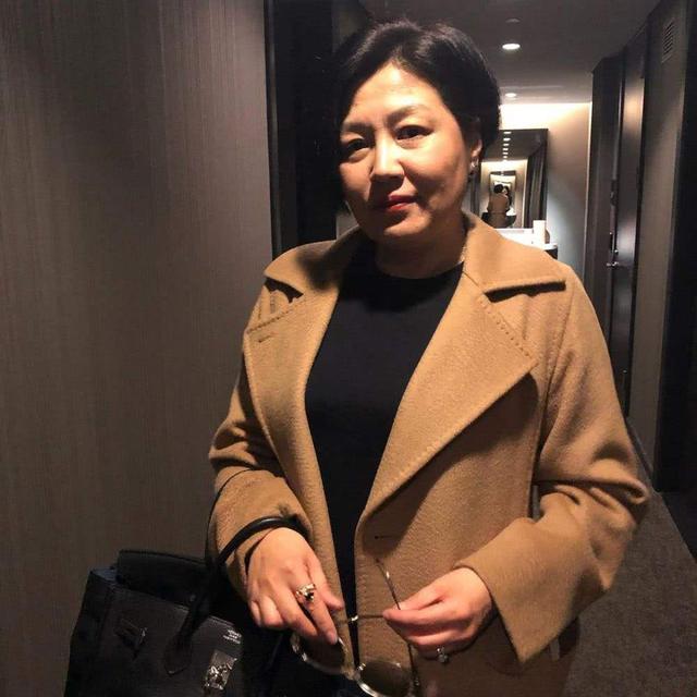 春晚导演哈文：丈夫李咏病逝三年没有再嫁，她依然是李家的儿媳妇