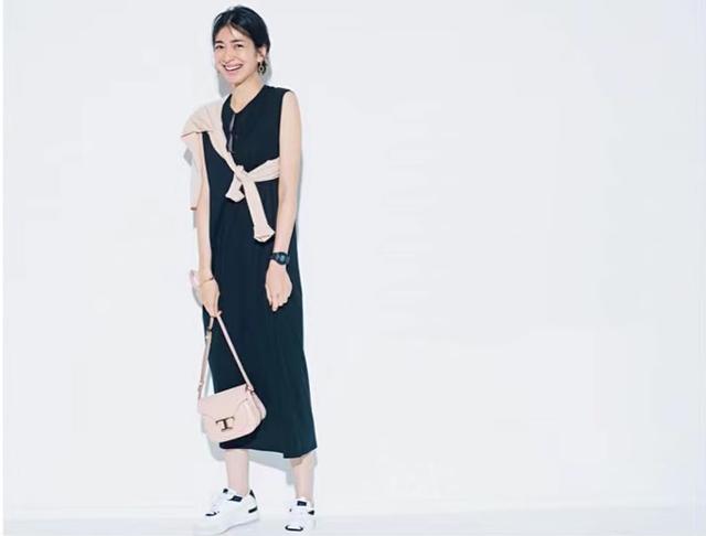 白色衣服染黑色了怎么洗才能变白（极简“黑+白”的配色妙用）