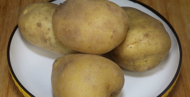 鲜土豆怎么保存时间长，土豆保存的好且新鲜的方法（放一年不发芽不生虫）