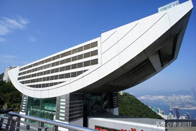 山顶广场《凌霄阁》人龙不绝的山顶缆车站