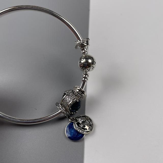 潘多拉珠子哪个最受欢迎，潘多拉繁星童话手链繁星中最闪亮的星很有童话气氛戴起来很轻便