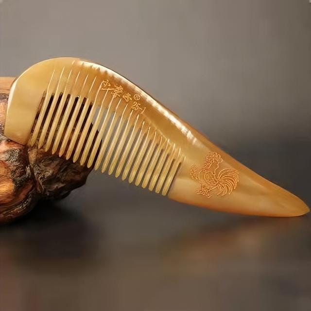 用牛角梳头发有什么好处，用牛角梳梳头对头发有什么好处（牛角梳梳头的功效与作用）