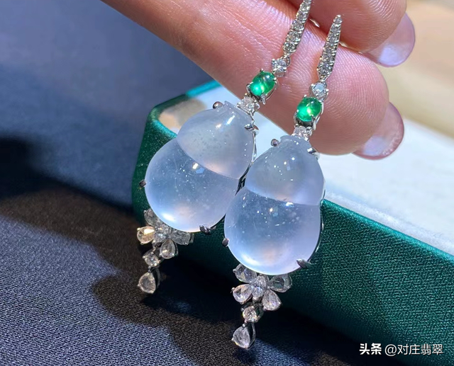 什么叫玻璃种翡翠，翡翠中的玻璃种是什么样的（无色玻璃种翡翠的璀璨之美）