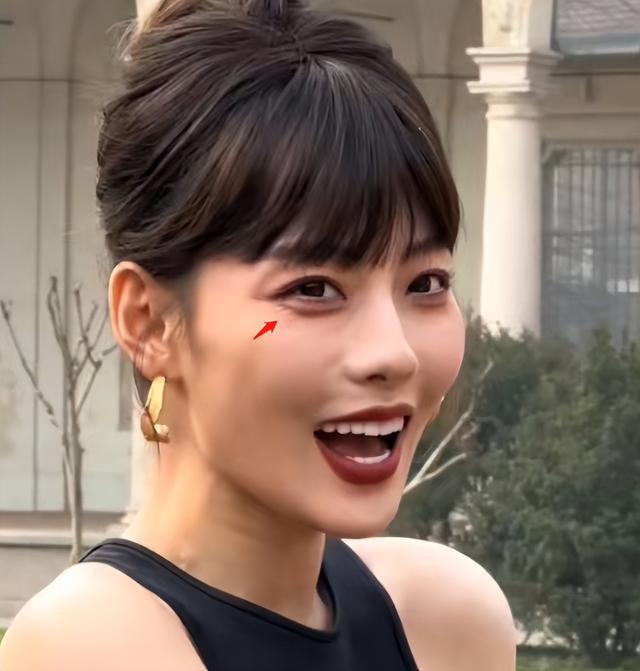 张嘉倪真人长相分析，鱼尾纹深重到不像35岁