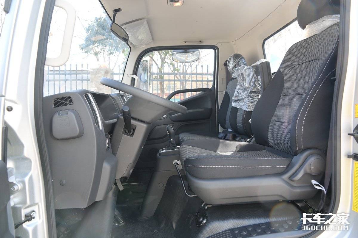 欧马可s1智盈版依然延续了福田超级卡车的家族脸设计,辨识度极高,并且