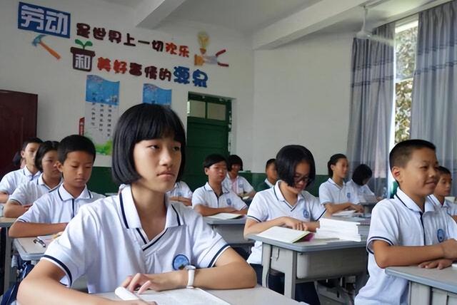 适合初中生的发型男，初中生发型男（初中生的“标准发型”已出炉）