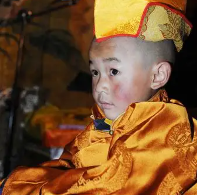 金瓶掣签怎么选灵童，什么是金瓶挚签（西藏6岁男孩被认定为转世灵童）