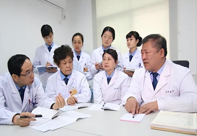 医生职称等级共分十级，医生职称等级划分（医院“普通号”与“专家号”）