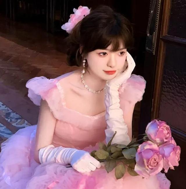 头像女背影或侧面 唯美，温柔意境侧面背影女头   除了浪漫和温柔 还想陷在夏日的晚风里微信（粉红女头/吹晚风、在等你、在等夏天、在等和你一起过夏天）