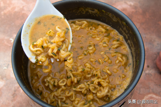 爬山带什么吃的比较好，爬山适合带什么吃的（如何让你的方便面营养均衡、更好吃）