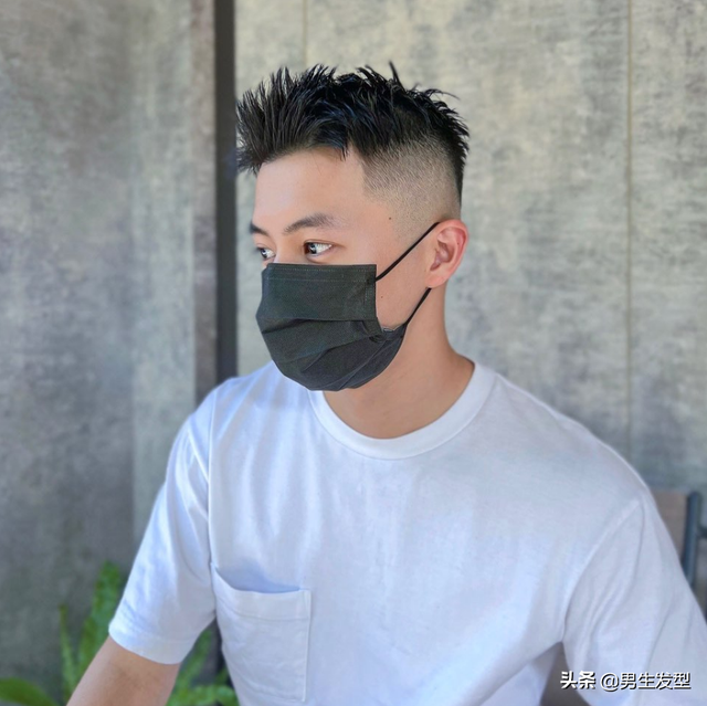 男圆脸适合什么发型，圆脸适合什么发型女2022图片（夏天男生别乱剪头发）