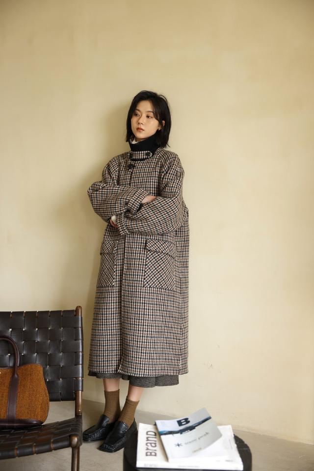 千鸟格裤子搭配什么色尼大衣，千鸟格裤子穿搭（千鸟格大衣高级穿搭）