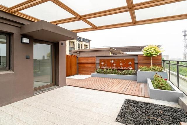 装修地面可以贴什么材料，装修地面可以贴什么材料墙（防腐木+地砖拼铺地面）