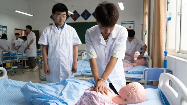 南充2021年男生读卫校好不好，南充卫校2021招生报名条件（可以选择哪些专业呢）