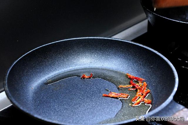 速冻羊肉卷怎么做好吃，速冻羊肉卷有没有营养（这样做比涮火锅好吃十倍）