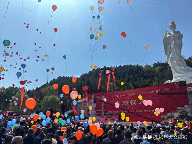 古县一株“天下第一牡丹”，花瓣白色晶莹蕊似金屑飞舞，香气逼人