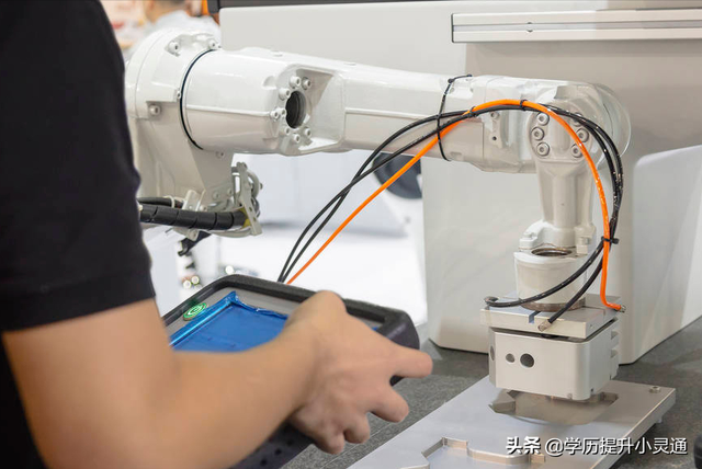 cnc技术员是干什么的，cnc是什么工作（四川成人高考专科-数控技术报考）