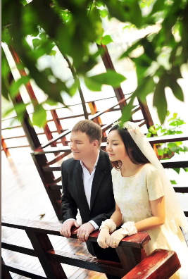 趴耳朵，娶了小12岁的中国媳妇（趴耳朵狗图片）