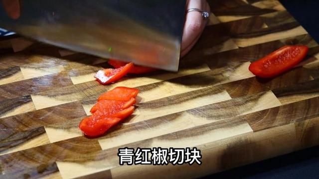 女人吃猪肝有什么好处，猪肝一周吃几次补血（多吃“4红3黑2绿”）