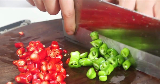 炒鸡肉怎么炒好吃，芹菜炒鸡肉怎么炒好吃（还是这种特色炒法最好吃）