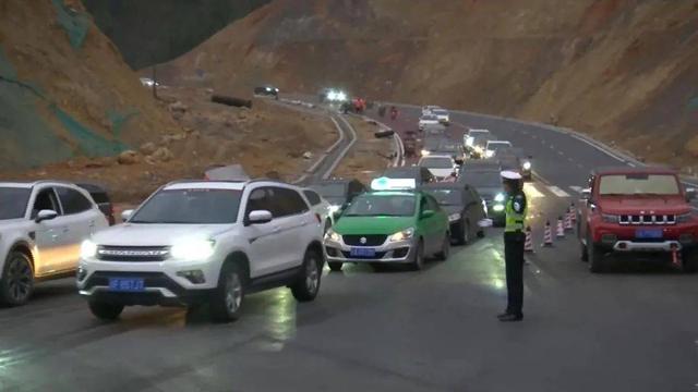 京藏高速大堵车，今日北京17点交通怎么样堵车吗（一次堵车事件出动400多名交警）