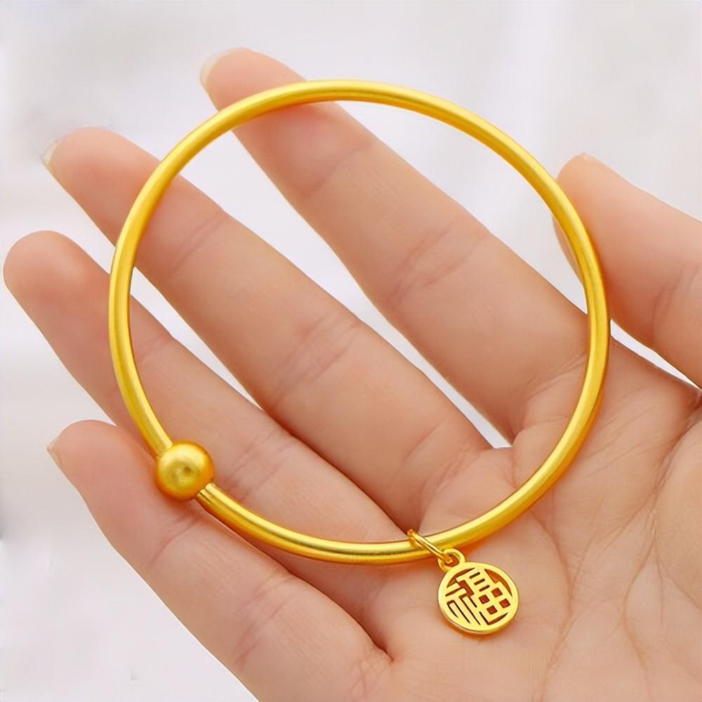 因此黄金手镯在很多人眼里更适合中老年女性佩戴,所以很多年轻男孩