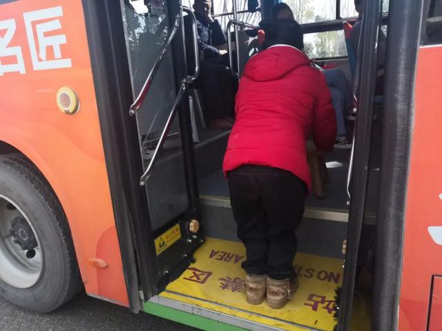 33层楼房倾斜20多公分能住吗，33层高层选楼层技巧（为让这两个人少走几百米）