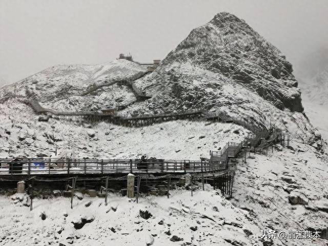 玉龙雪山十月份有雪吗，玉龙雪山现在9月有雪吗（玉龙雪山迎来今秋第一场雪）