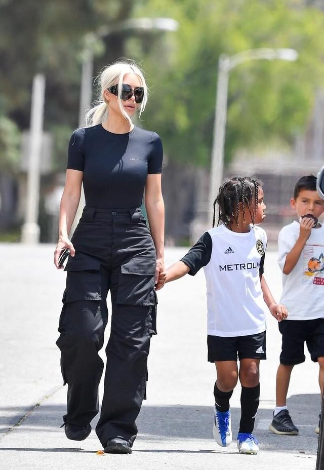 工装裤搭配禁忌，女黑工装裤搭什么上衣合适（直接一条“工装裤”就能满足）