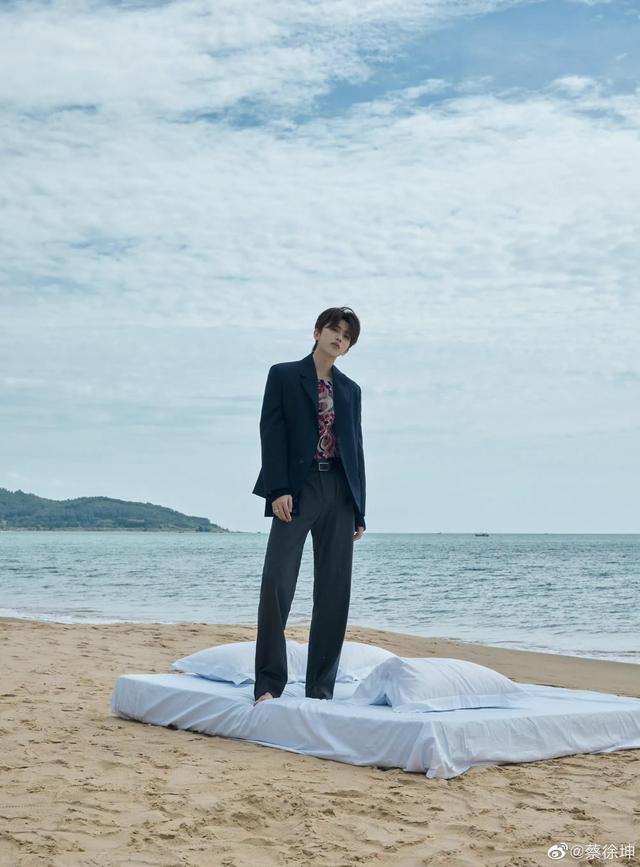 可爱帅气的蔡徐坤舞台图片精选 喜欢他的举个手呀，蔡徐坤照片高清帅气可爱（蔡徐坤帅照合集，简直不要太帅）