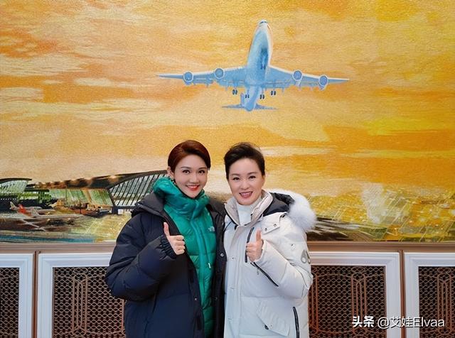 主持人龙洋私人照片，主持人龙洋老公简历（穿连衣裙坐台阶不拘小节）