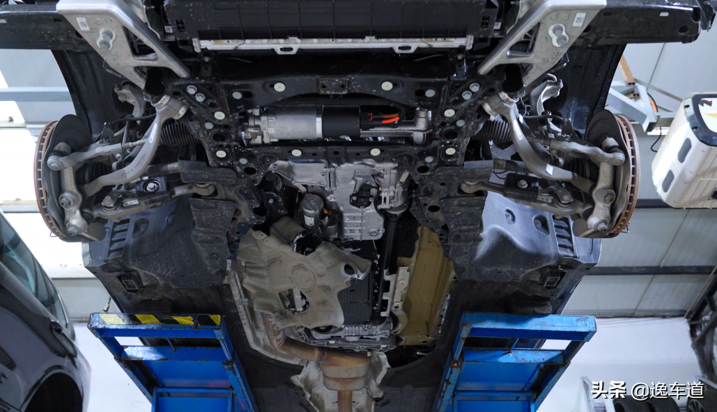 有些网友担心国产宝马x5在底盘方面会有偷工减料,但是经过专业的人员