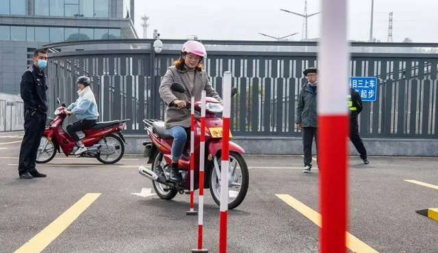 电瓶车上牌照需要多少钱，电动车上牌收费多少钱（电动车、三轮车上牌）