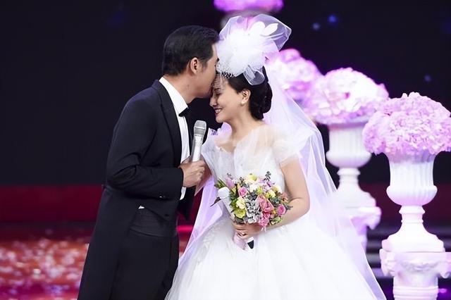 61岁穿婚纱，一生无子，放弃事业的邓婕与张国立的爱情故事
