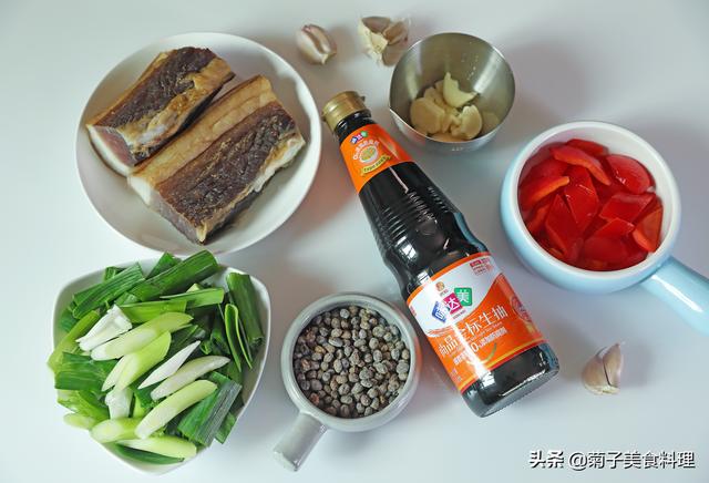 腊肉炒蒜苗做法，蒜苗炒腊肉的做法（年夜饭炒菜之蒜苗炒腊肉）