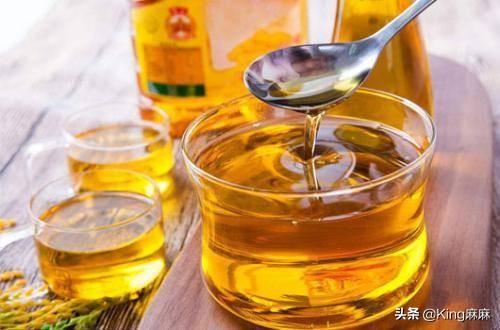 葵花籽油与玉米油哪个好吃_葵花籽油和玉米油好吗，食用油玉米油和葵花籽油哪个好（花生油排在第三梯度）
