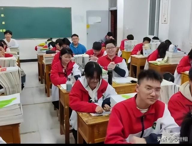 老师宣布各科月考，第一次月考结束了,老师把（老师宣布月考各科第1名）