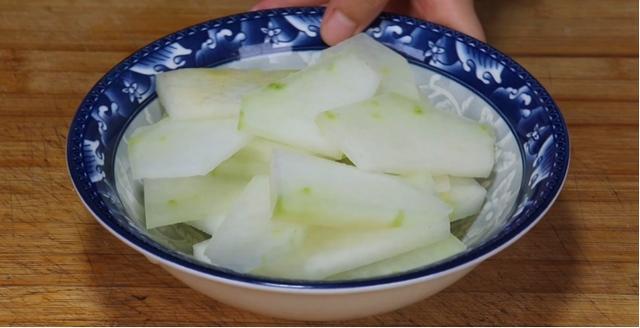 荷包蛋汤好吃做法，荷包蛋汤怎么做才好吃（见到这食材别手软）