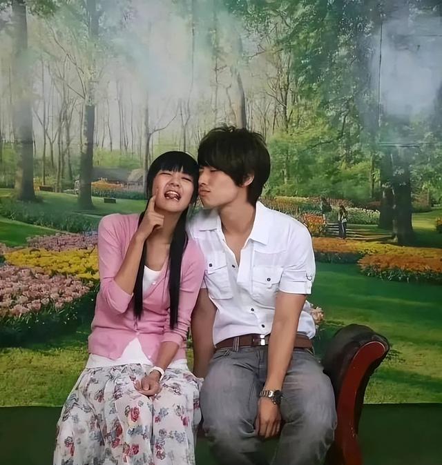 吴建豪和安以轩影楼风合影，安以轩看起来淳朴可爱，网友：皮肤黑